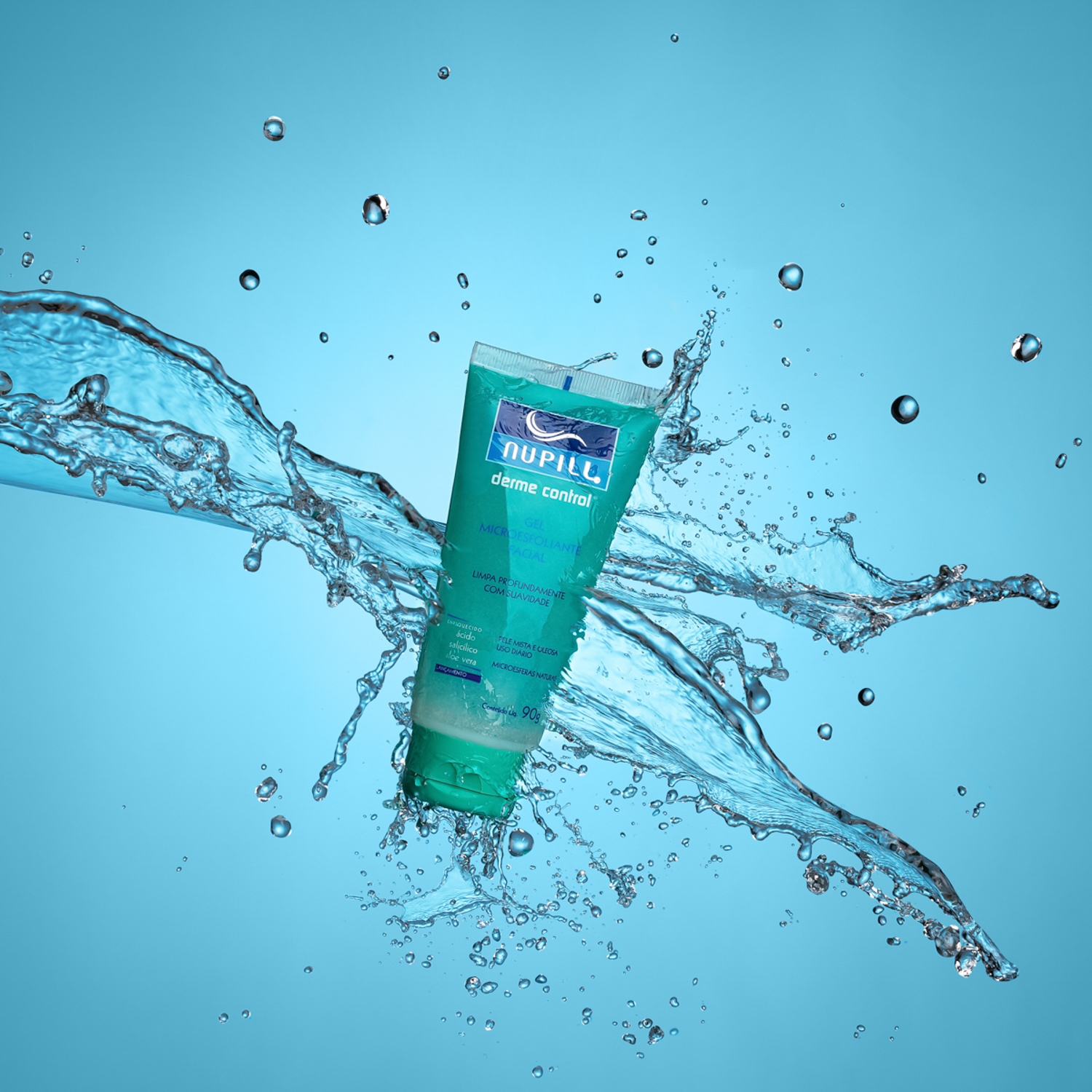 Foto com a técnica splash de um creme esfoliante em fundo azul, fotografia publicitária por Gilson Reis fotografia.