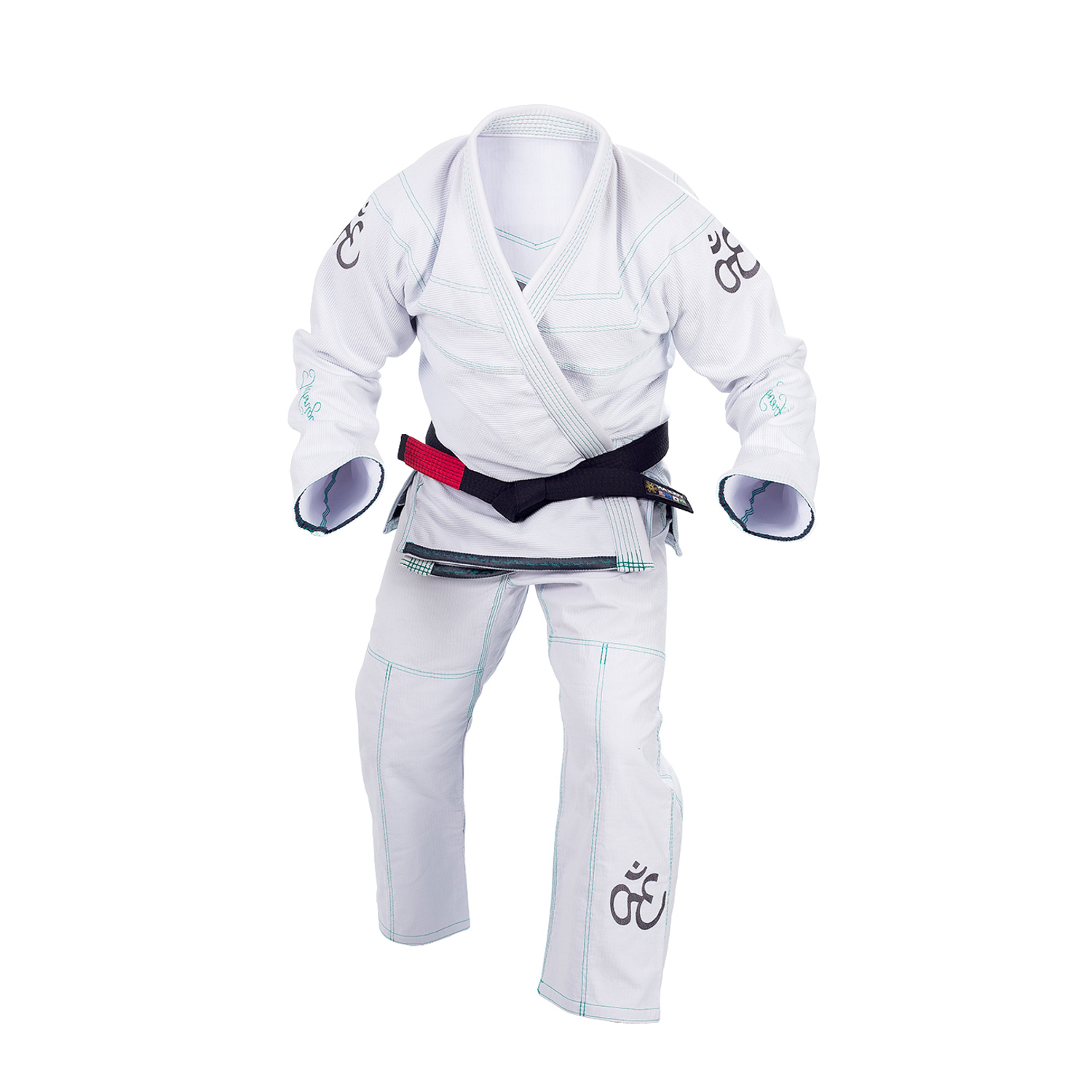 Conjunto de roupas fotografado com a técnica de manequim invisível em fundo branco.