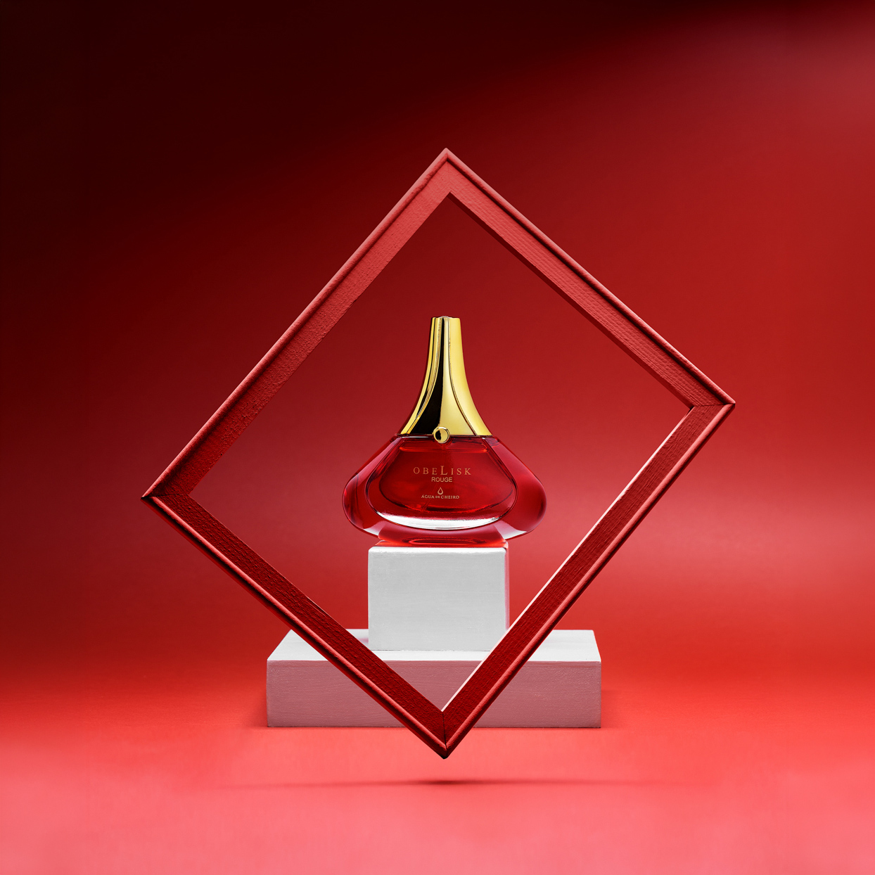 Still publicitário de perfume vermelho com direção de arte