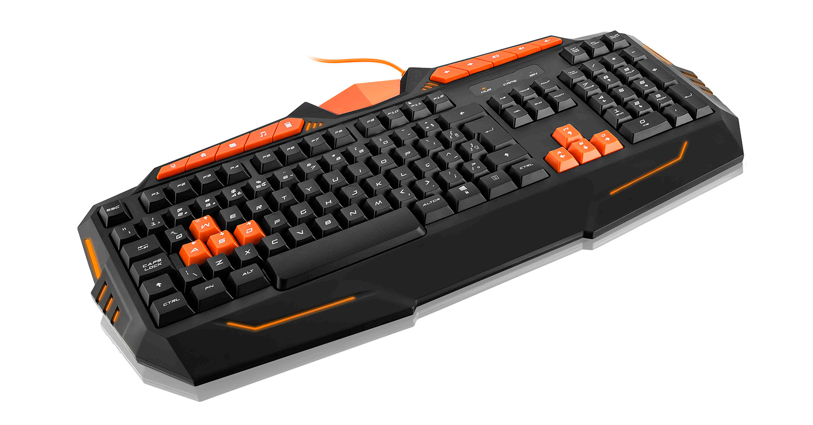 Teclado gamer com detalhes em laranja em fundo branco, fotografia para catálogo por Gilson Reis.