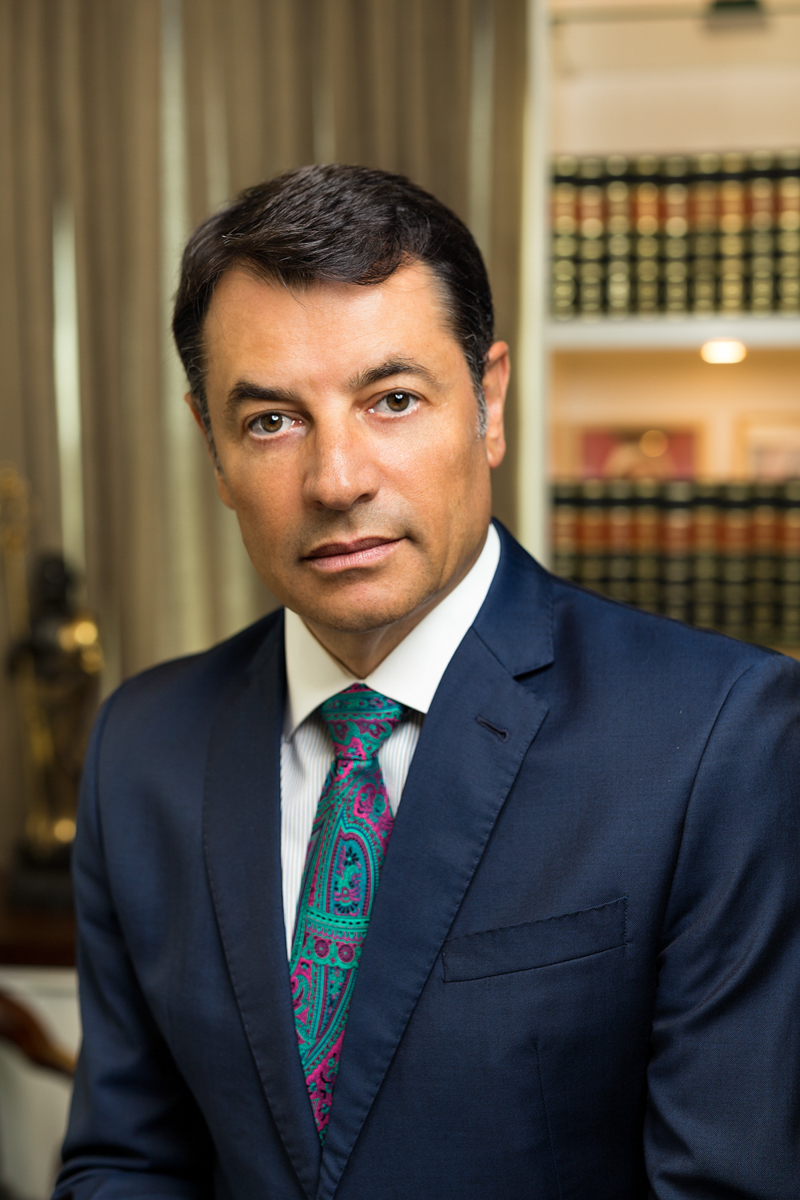 Retrato corporativo de executivo de terno em ambiente de escritório