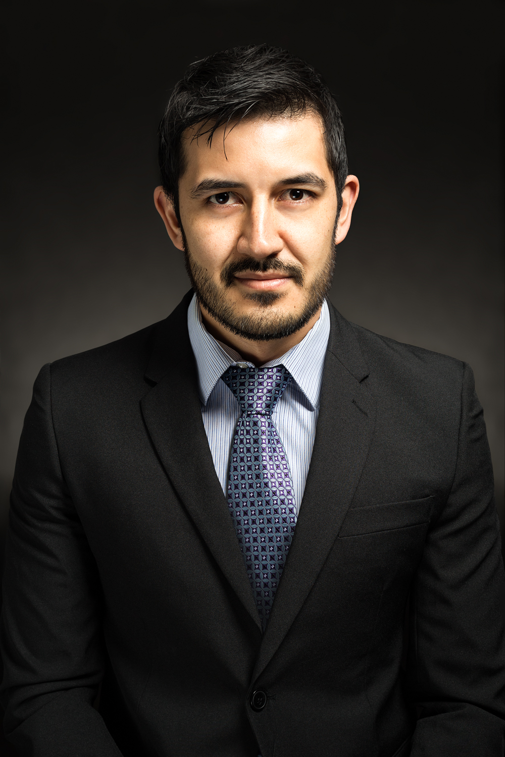 Retrato profissional masculino de terno e gravata com iluminação de estúdio
