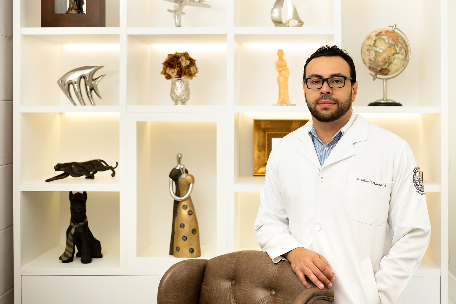 Retrato corporativo de profissional de jaleco em seu ambiente de trabalho