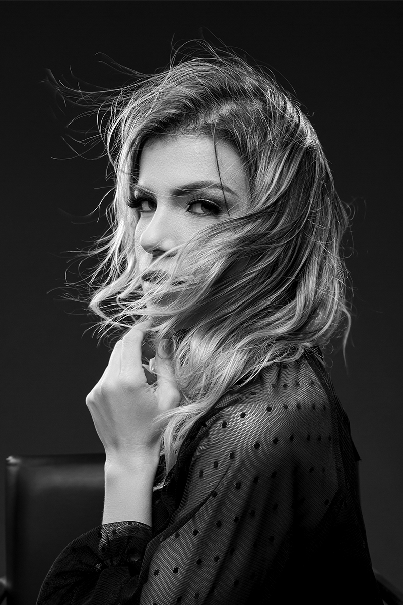 Retrato feminino em preto e branco com enquadramento fechado