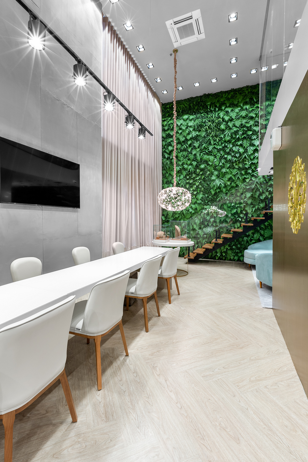 Ambiente residencial contemporâneo com jardim vertical e acabamentos em tons neutros.