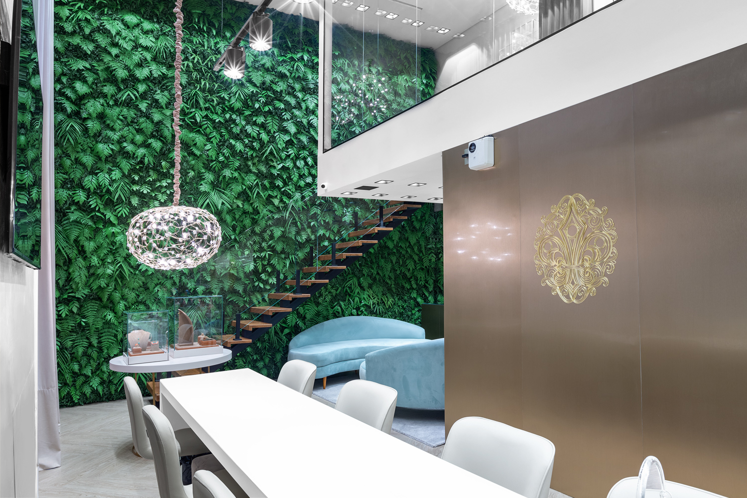 Escada residencial com jardim vertical, revestimento claro e luminária decorativa suspensa.