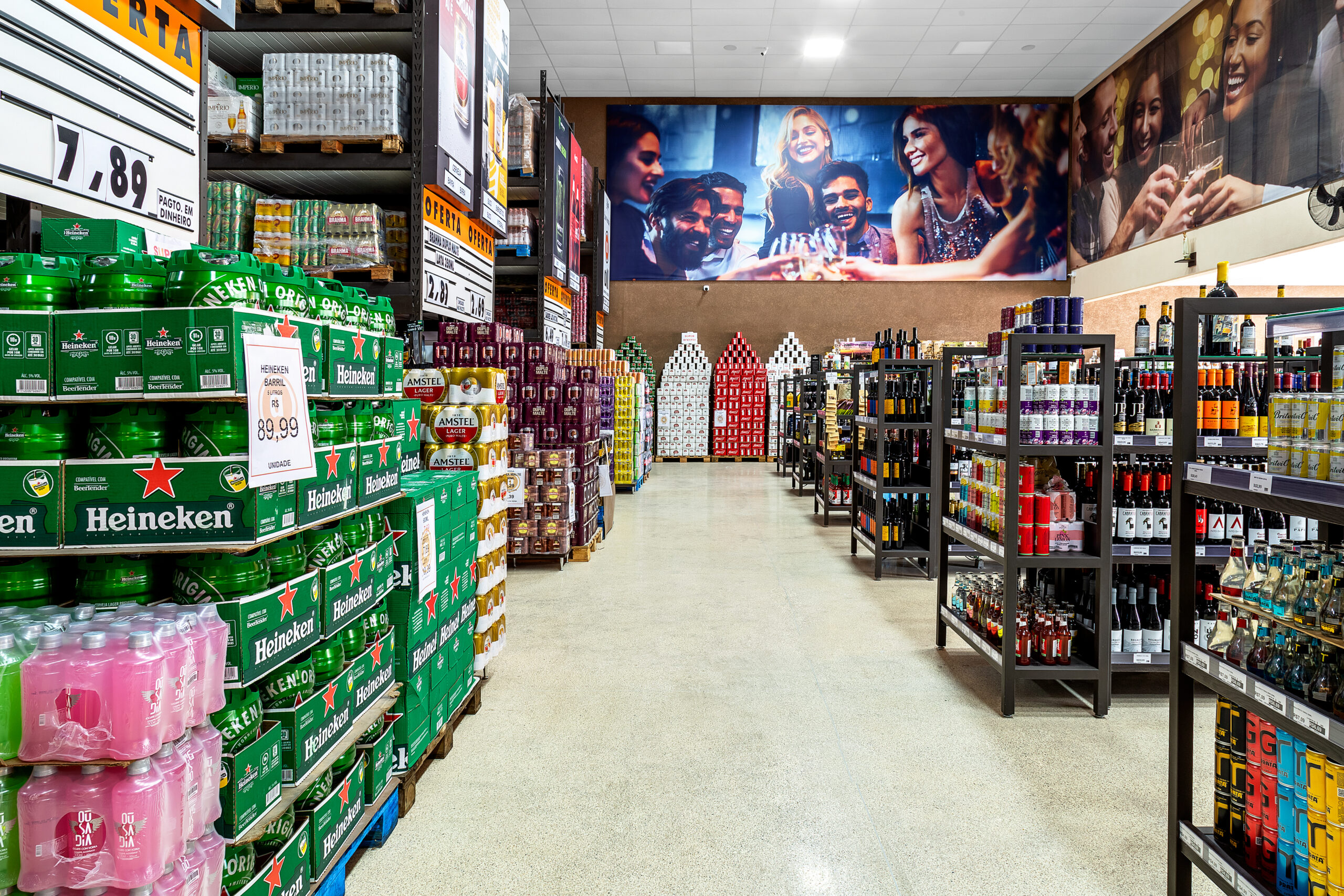 Área promocional de supermercado com corredores organizados e comunicação visual colorida.