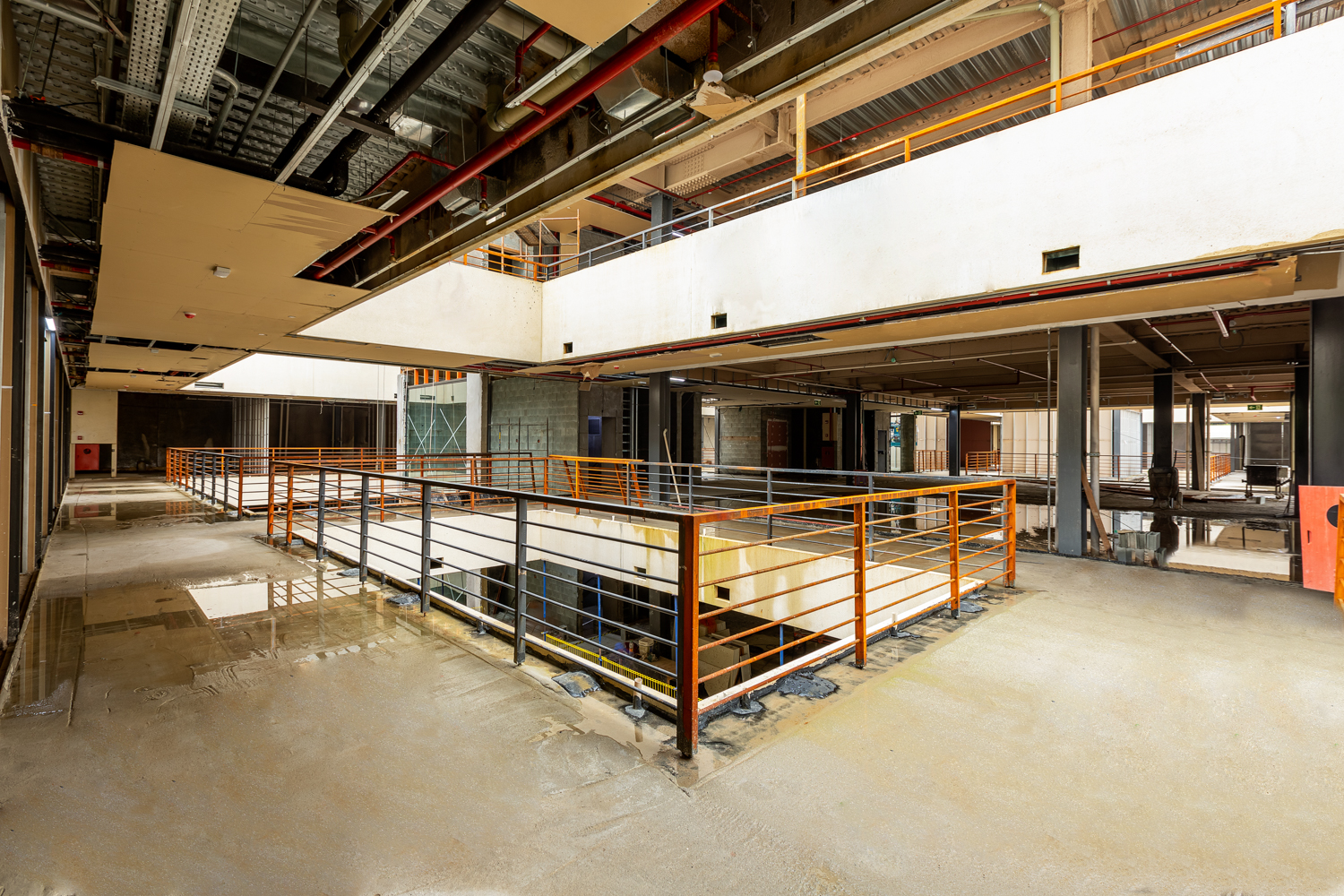 Estrutura de fachada em construção vista a partir da circulação interna do edifício.
